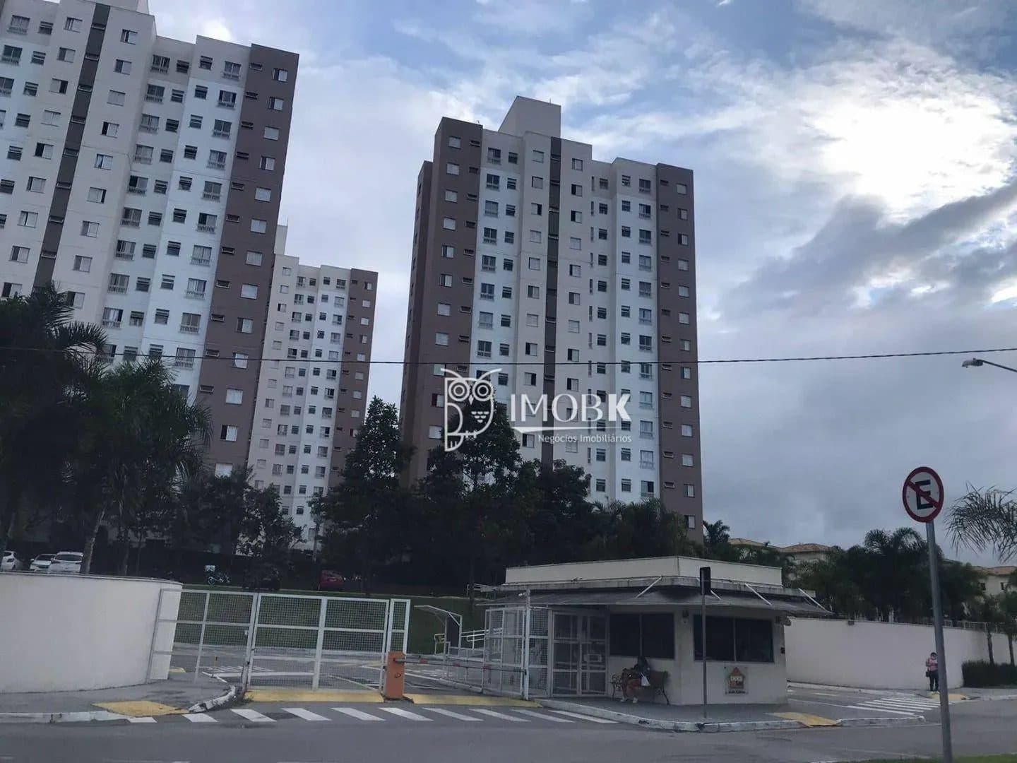 Portaria e fachada de torres de apartamentos residenciais