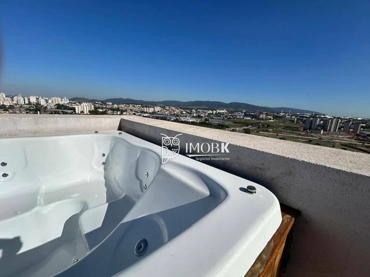 Ofurô na cobertura com vista panorâmica da cidade e do horizonte.