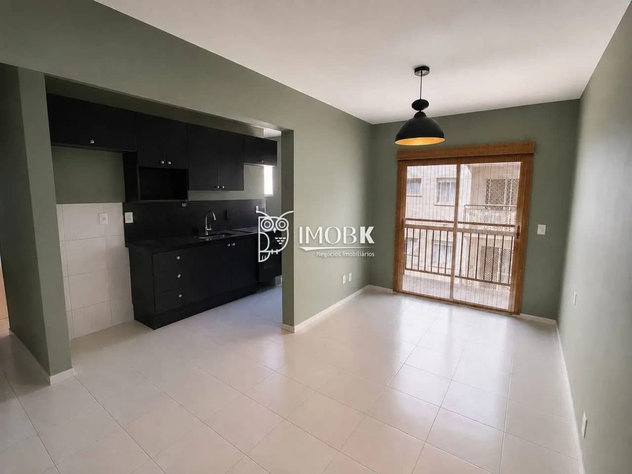 Sala de estar e jantar integrada com piso cerâmico e paredes em tom verde.