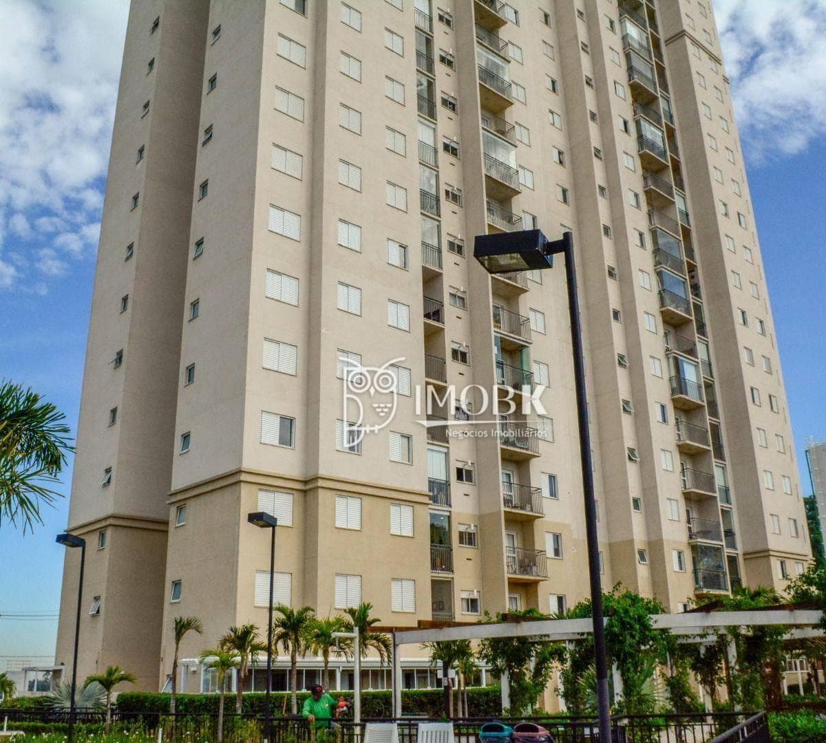 Fachada do edifício residencial de múltiplos andares com sacadas e área externa