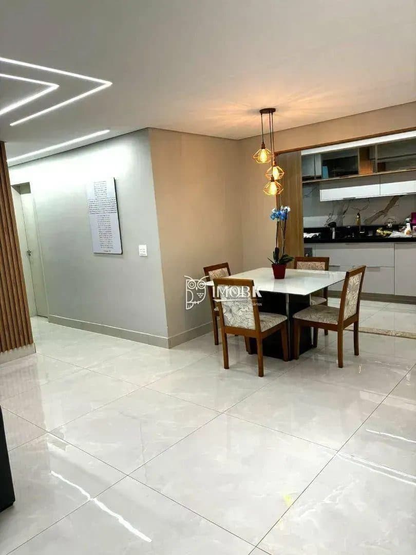 Sala de jantar integrada com piso de porcelanato claro e luminária pendente.